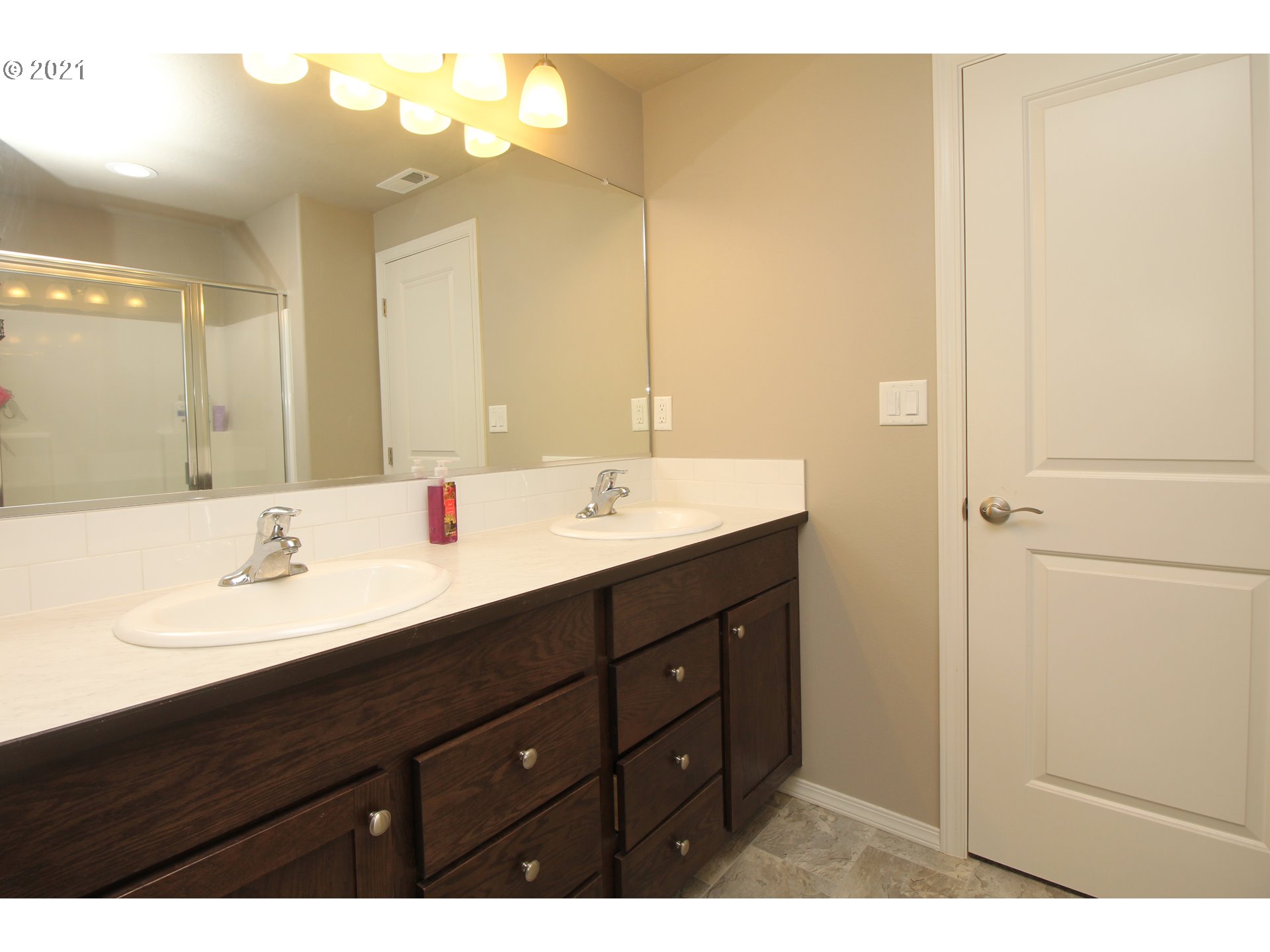 2041 South 59th Street Springfield, OR 97478 - Photo 18 of 31 a bathroom with a sink and a mirror