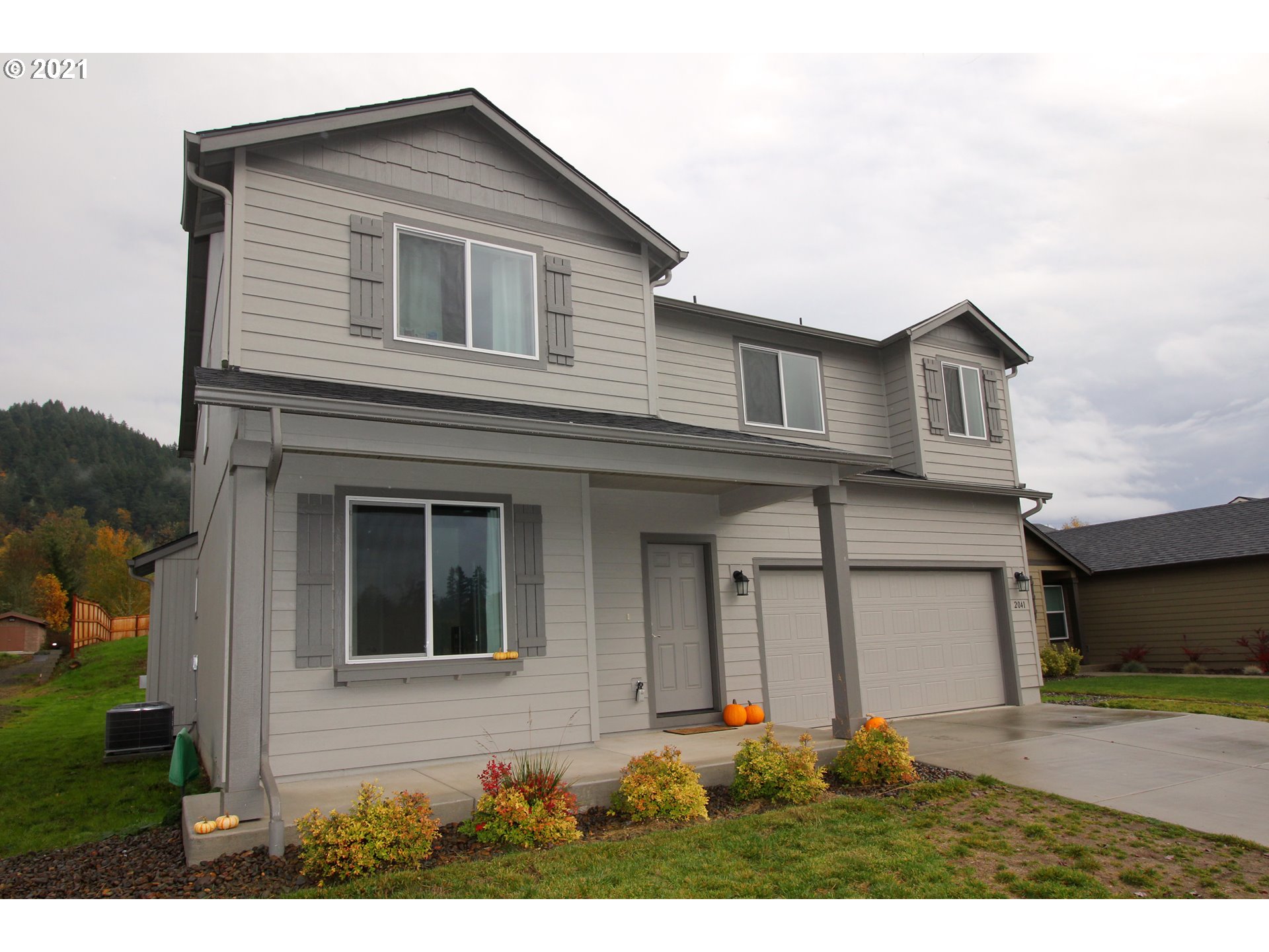 2041 South 59th Street Springfield, OR 97478 - Photo 3 of 31 a front view of a house with a yard