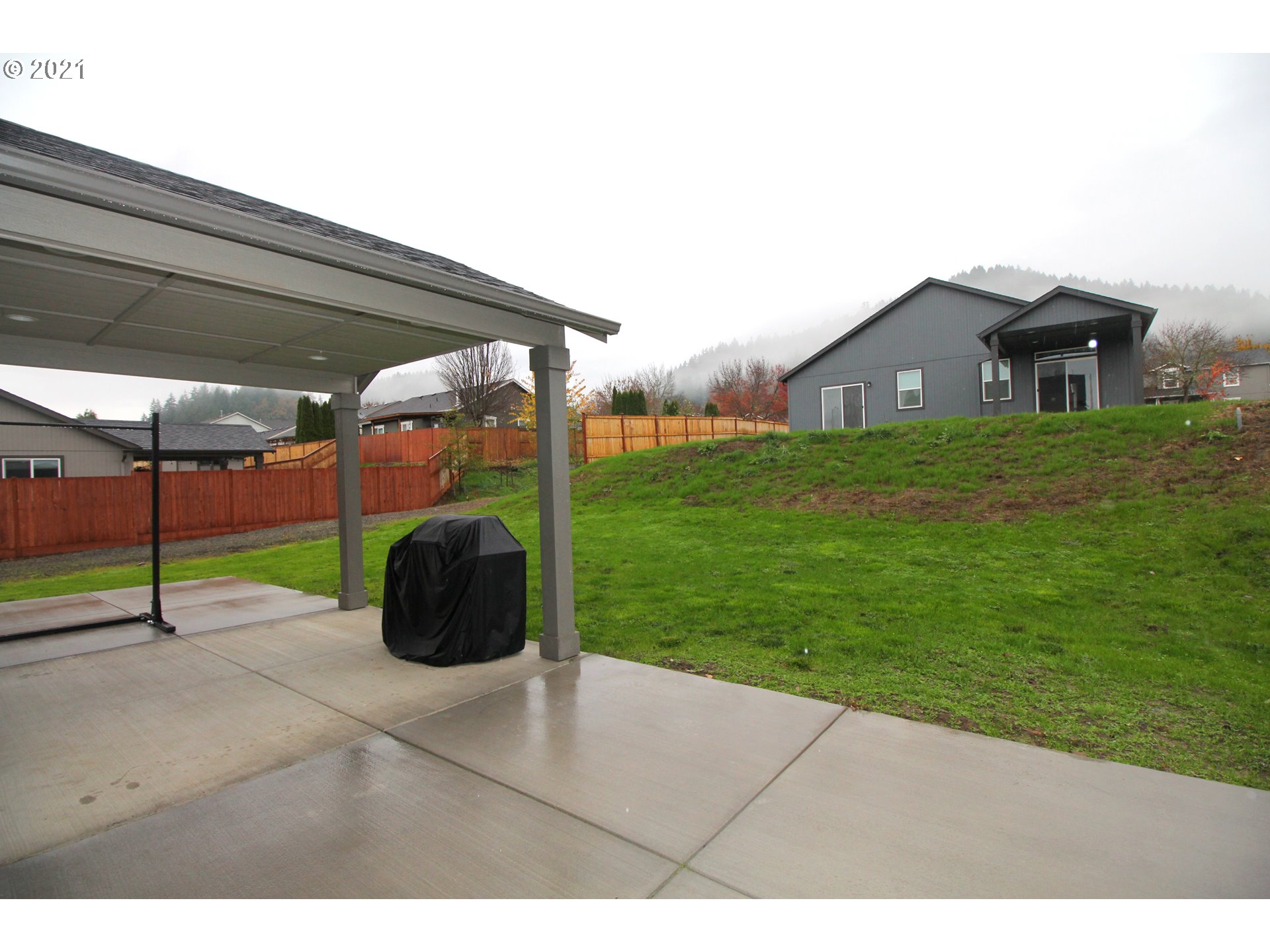 2041 South 59th Street Springfield, OR 97478 - Photo 30 of 31 a backyard of a house with lots of green space