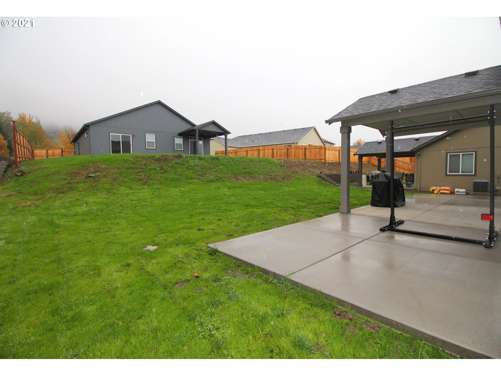 2041 South 59th Street Springfield, OR 97478 - Photo 31 of 31 a front view of a house with garden