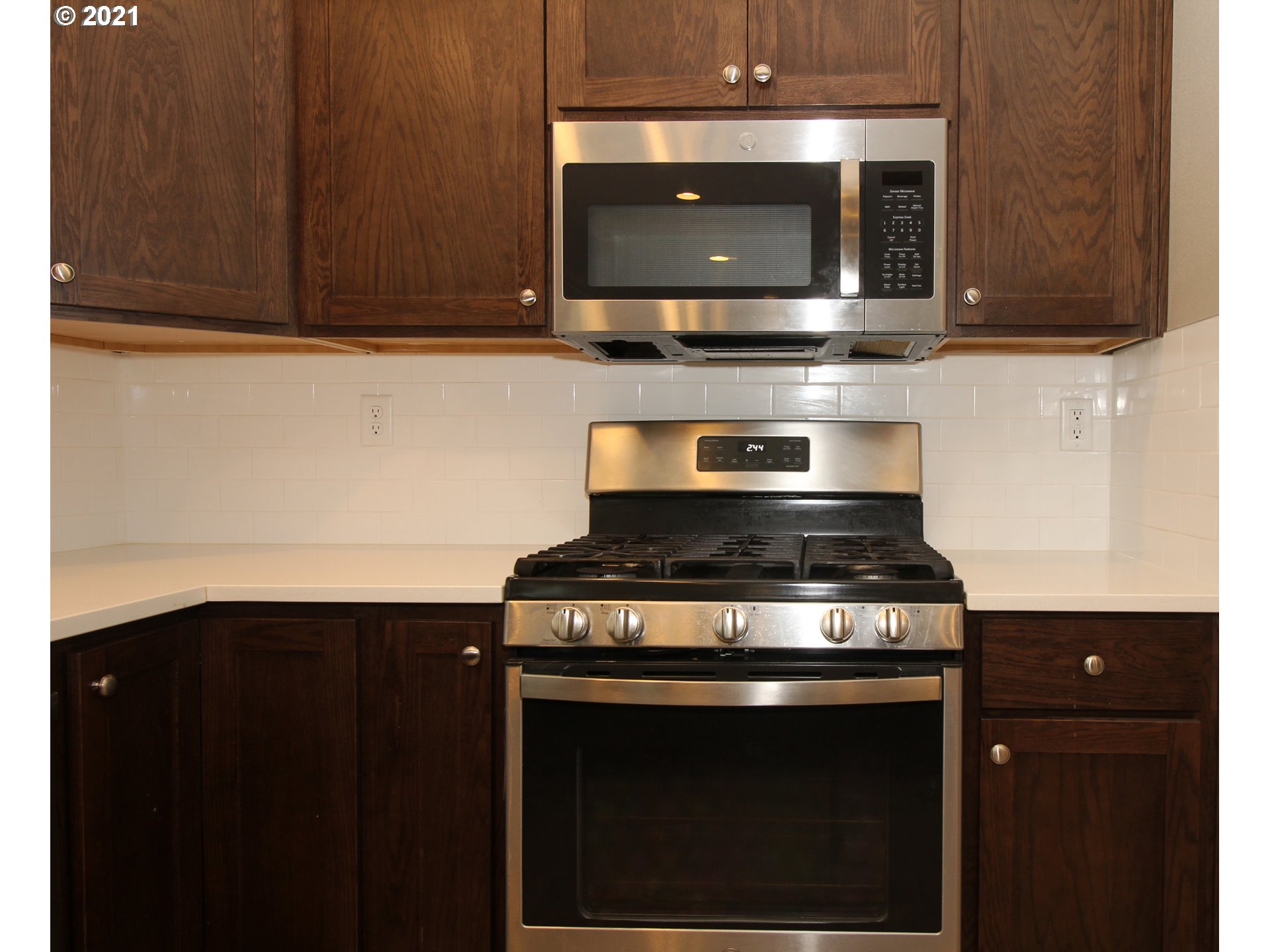 2041 South 59th Street Springfield, OR 97478 - Photo 10 of 31 a stove top oven sitting inside of a kitchen