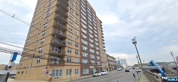 $2,200 | 201 Brg Plaza North, Unit 3F, Fort Lee, NJ 07024