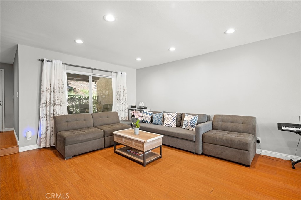 9759 Vía Roma Burbank, CA 91504 - Photo 5 of 45 Gallery Image 5