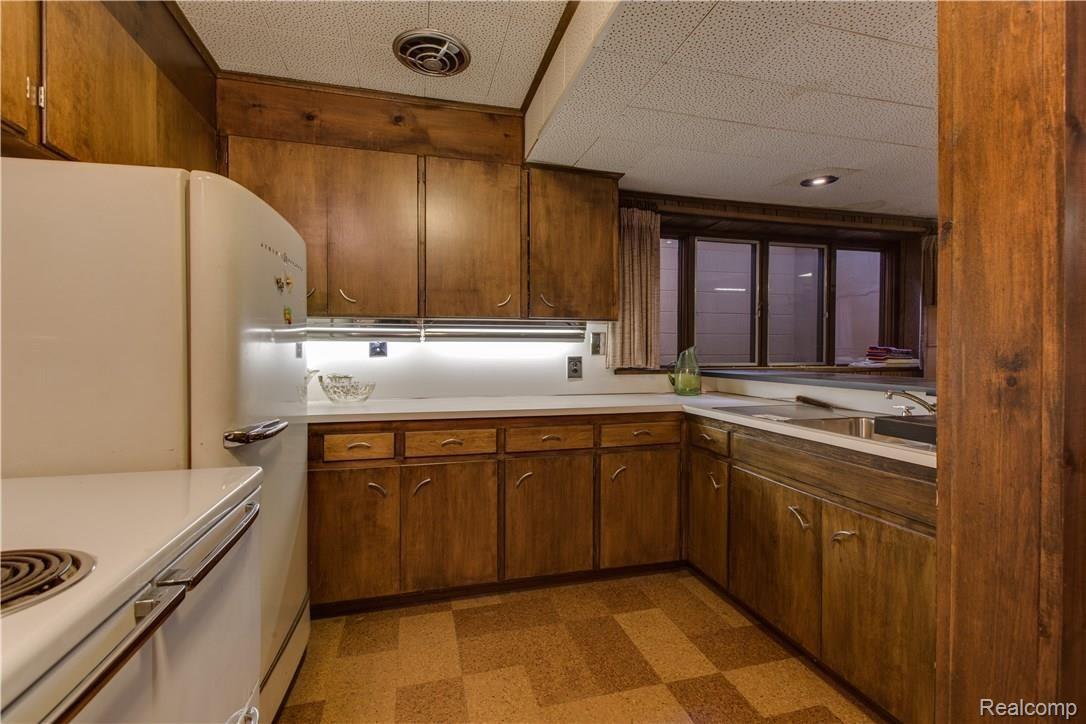 18350 Riverside Drive Franklin, MI 48025 - Photo 44 of 53 Lower Level Kitchen