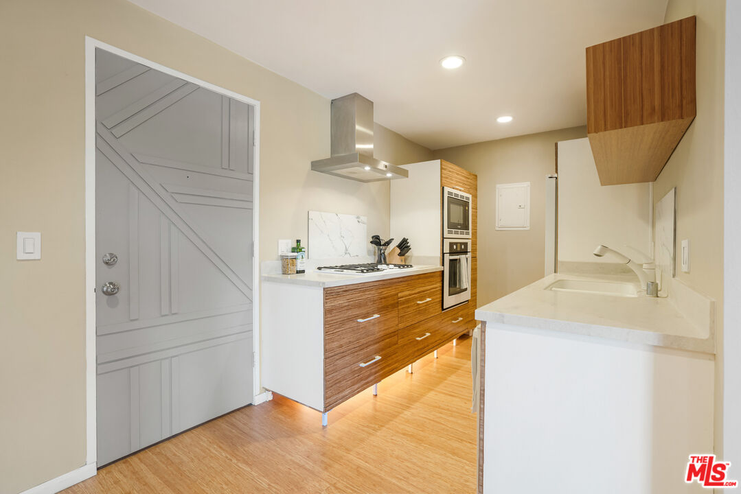 8001 Redlands Street, Unit 207 Playa del Rey, CA 90293 - Photo 6 of 22 Gallery Image 6