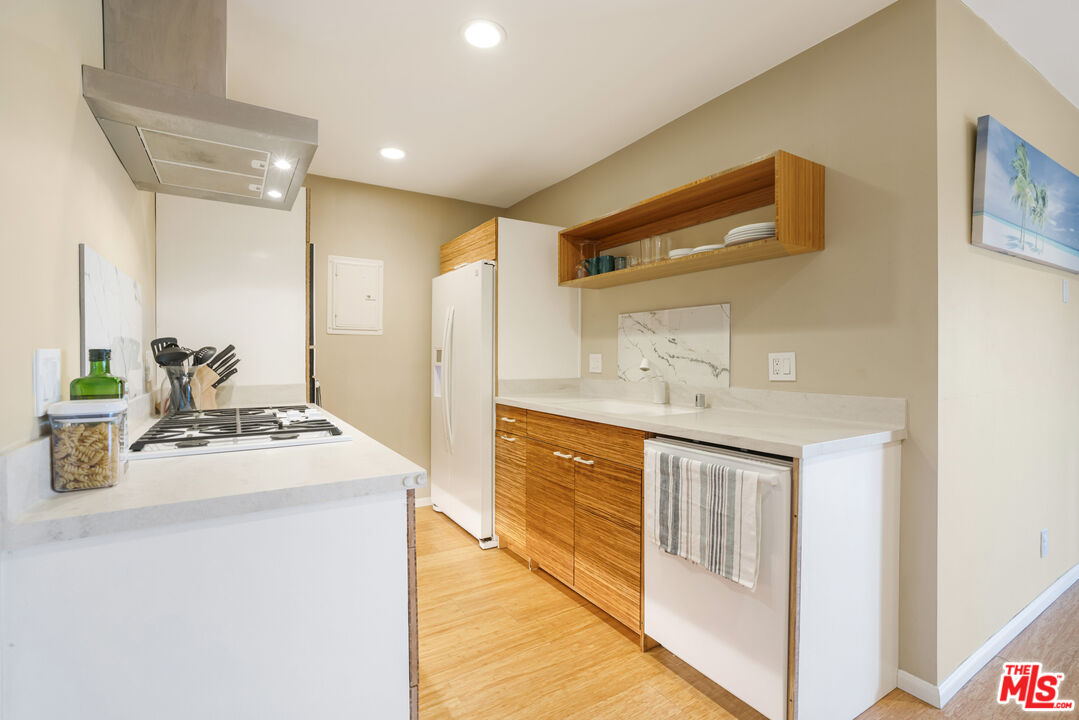 8001 Redlands Street, Unit 207 Playa del Rey, CA 90293 - Photo 7 of 22 Gallery Image 7