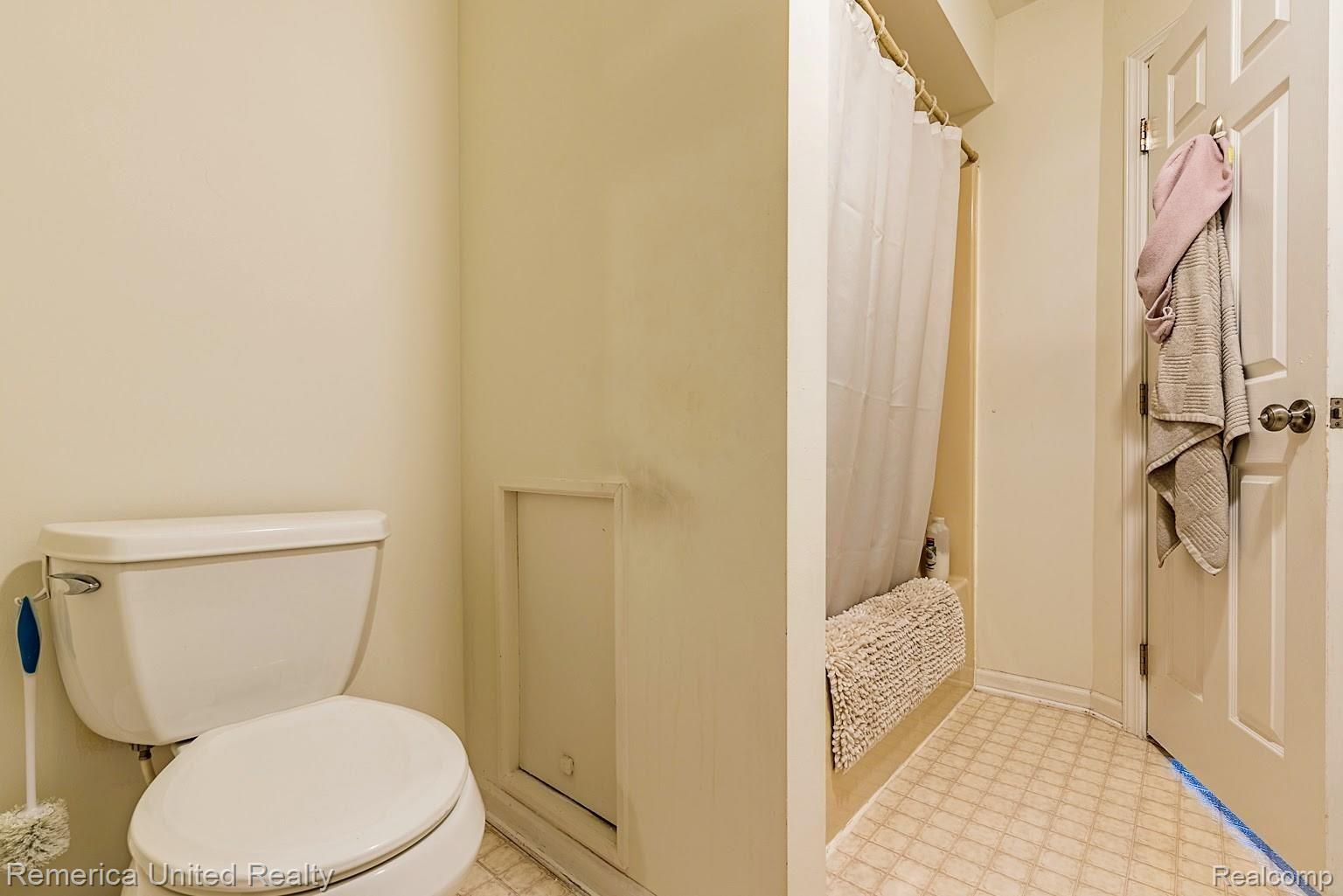 4983 Crooks Road, Unit 2 Royal Oak, MI 48073 - Photo 18 of 22 Full bath