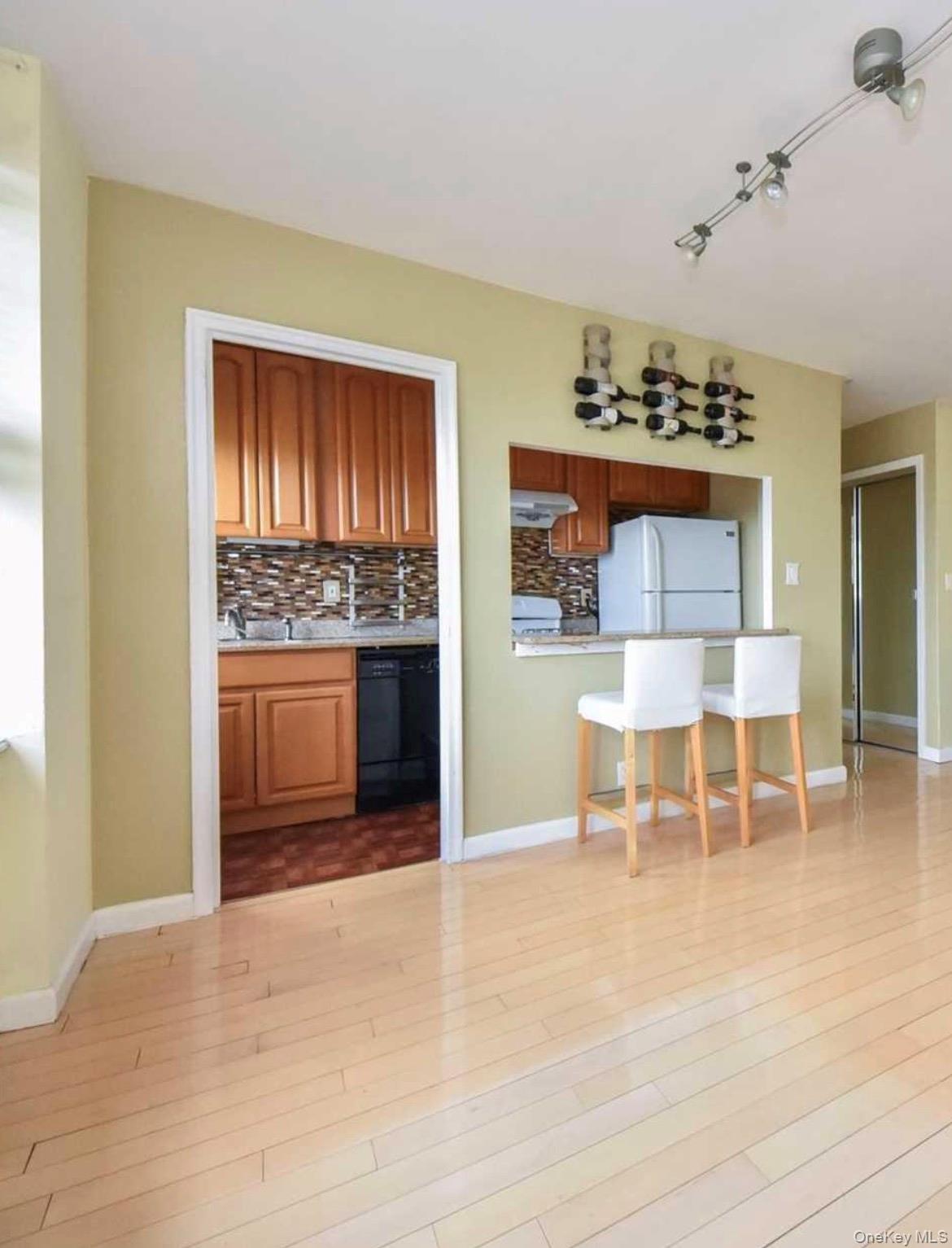 1 Maple Drive, Unit 3H Great Neck, NY 11021 - Photo 4 of 12