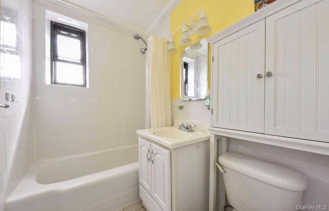 1 Maple Drive, Unit 3H Great Neck, NY 11021 - Photo 7 of 12