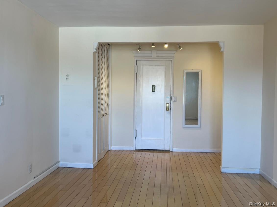 1 Maple Drive, Unit 3H Great Neck, NY 11021 - Photo 9 of 12