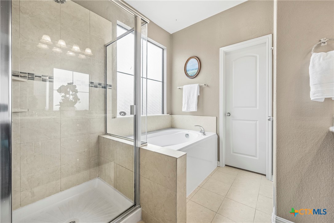 3306 Castleton Drive Killeen, TX 76542 - Photo 18 of 39 a bathroom with a sink a mirror and a shower