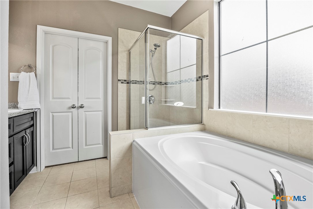 3306 Castleton Drive Killeen, TX 76542 - Photo 19 of 39 a bathroom with a bathtub and a shower