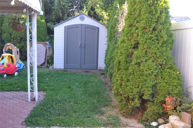 a view of a house with a yard and plants