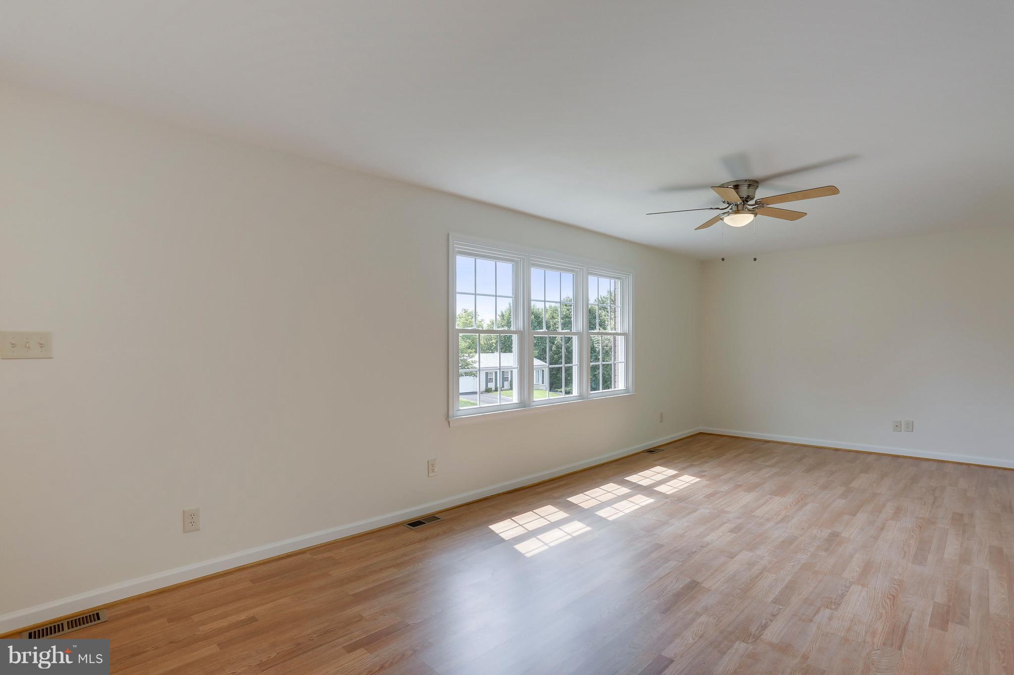 1610 Thomas Drive Point of Rocks, MD 21777 - Photo 4 of 28 Living Room