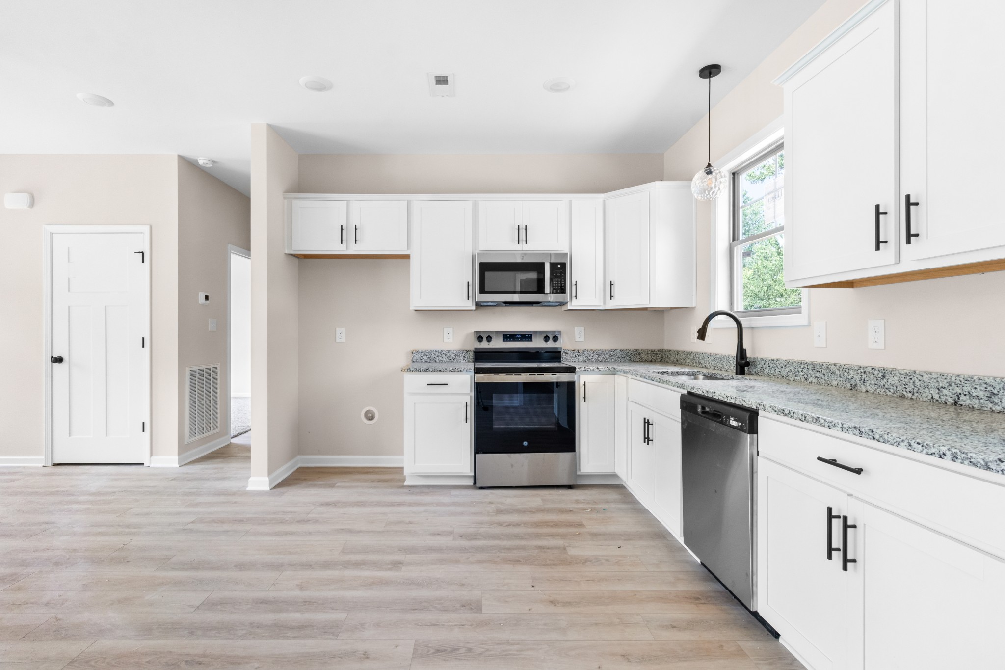11 Donelson Drive Clarksville, TN 37042 - Photo 9 of 15 a kitchen with granite countertop a refrigerator and a stove