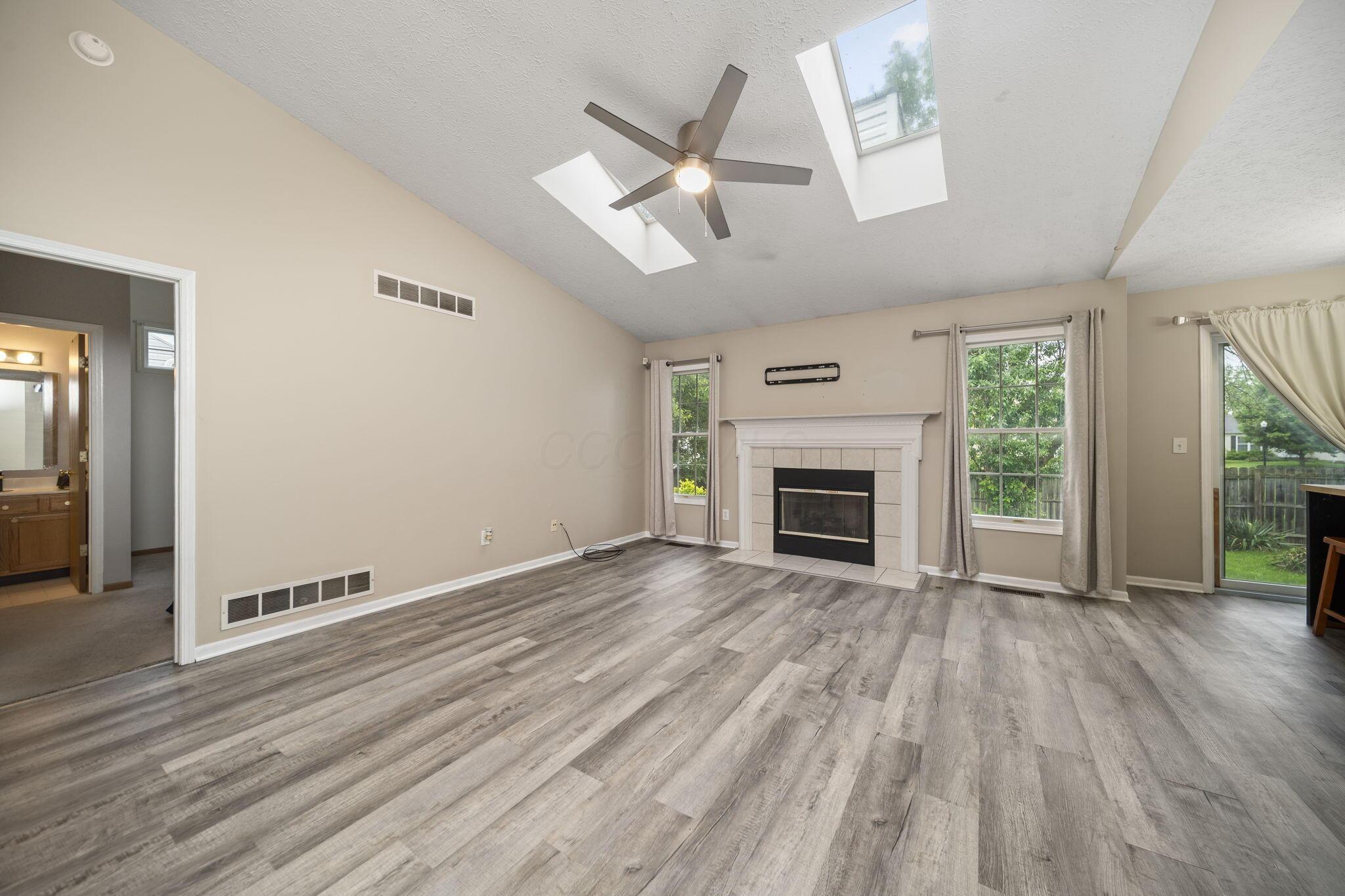 2985 Briar Ridge Road Columbus, OH 43232 - Photo 11 of 48 Living room