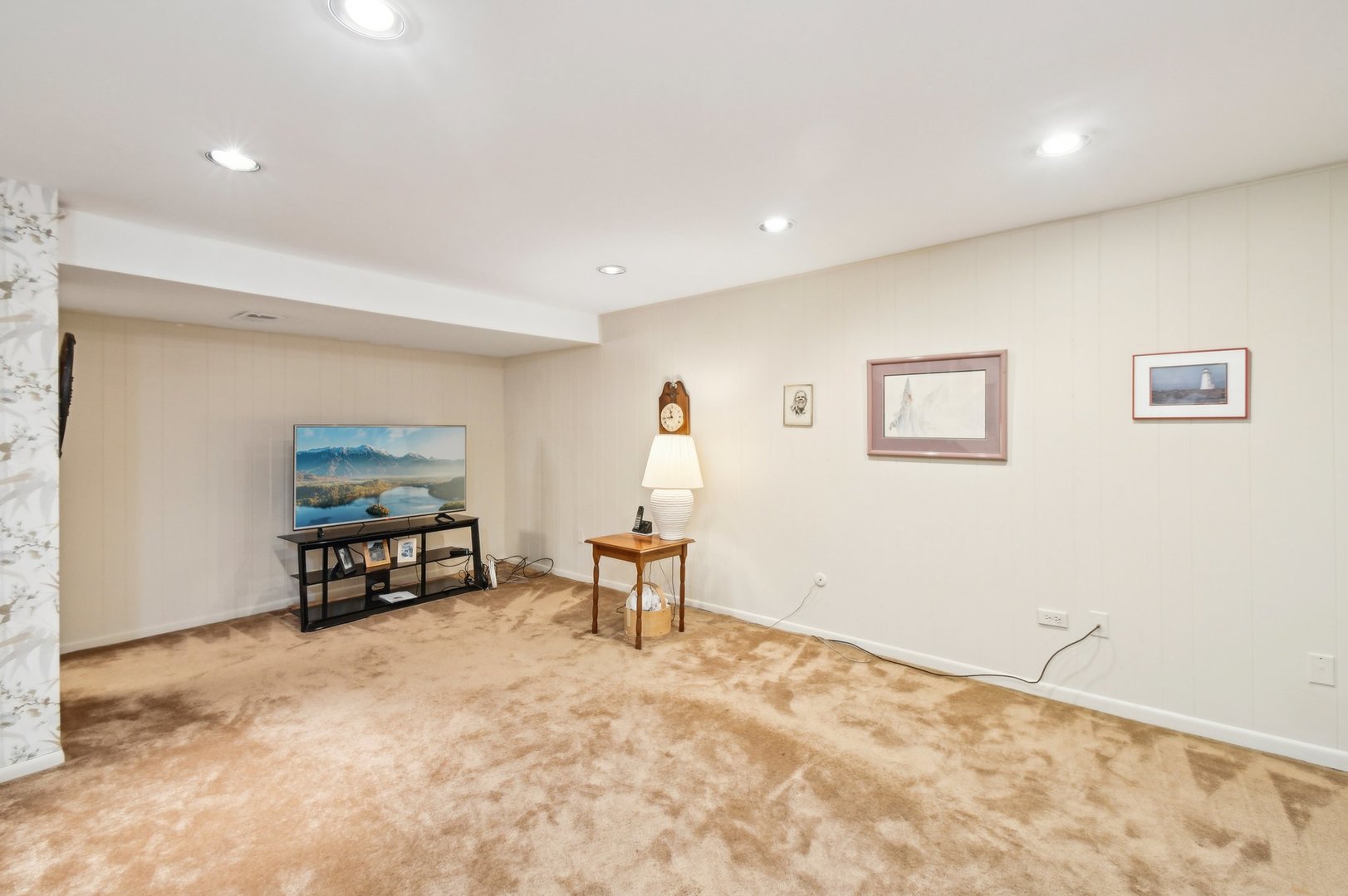 1551 Winnetka Road Glenview, IL 60025 - Photo 20 of 28 a view of a livingroom with furniture