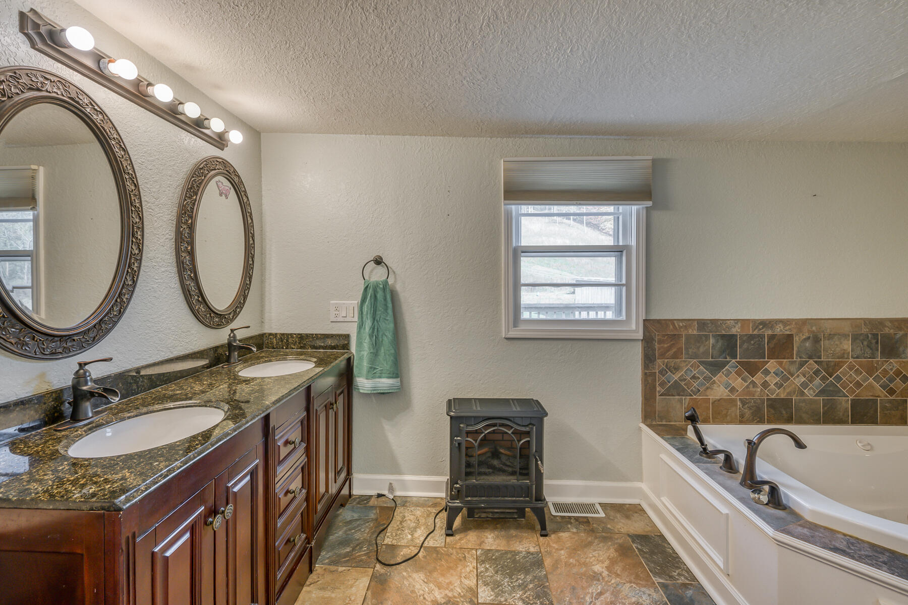16517 Rich Valley Road Abingdon, VA 24210 - Photo 16 of 52 MASTER BATH
