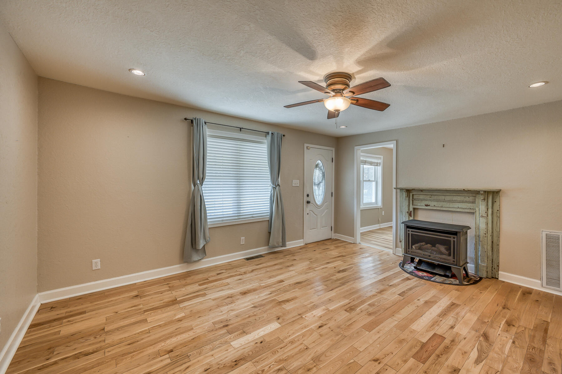 16517 Rich Valley Road Abingdon, VA 24210 - Photo 7 of 52 LIVING ROOM 2