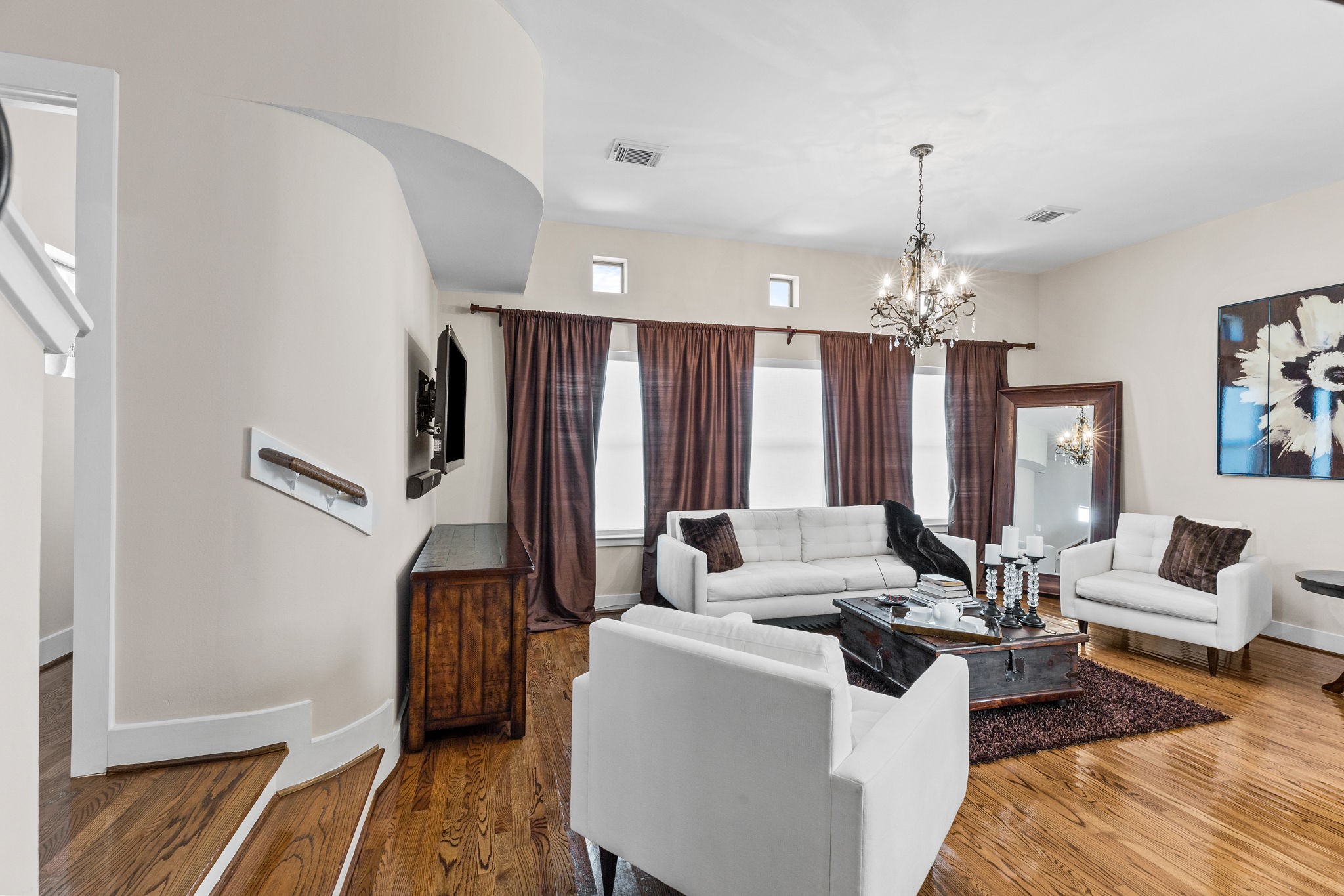 5817 Darling Street, Unit H Houston, TX 77007 - Photo 2 of 14 Bright windows throughout
