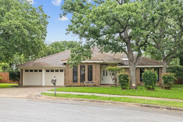 $450,000 | 2036 Parkridge Court, Hurst, TX 76054