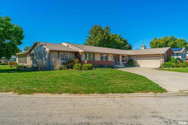 $239,000 | 102 Crestwood Drive, Lincoln, IL 62656