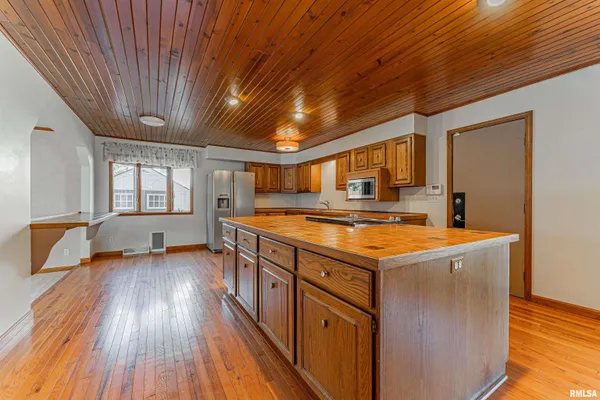 $239,000 | 102 Crestwood Drive, Lincoln, IL 62656