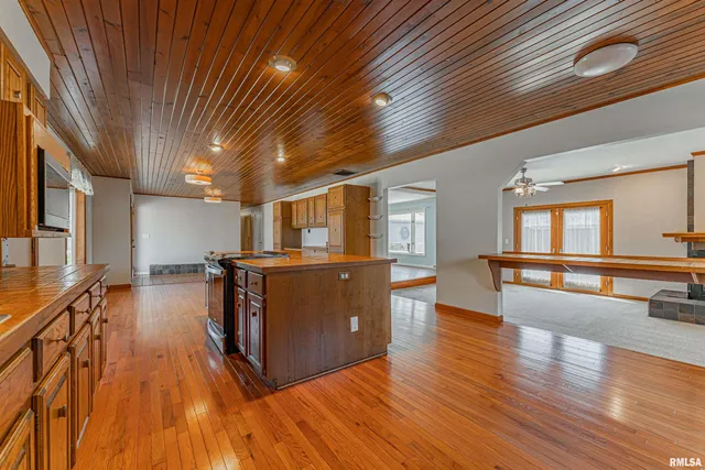 $269,000 | 102 Crestwood Drive, Lincoln, IL 62656