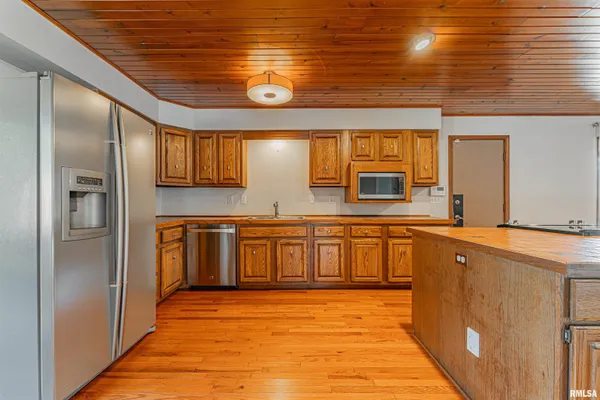 $239,000 | 102 Crestwood Drive, Lincoln, IL 62656