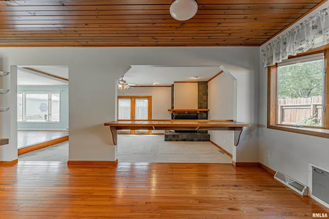 $269,000 | 102 Crestwood Drive, Lincoln, IL 62656