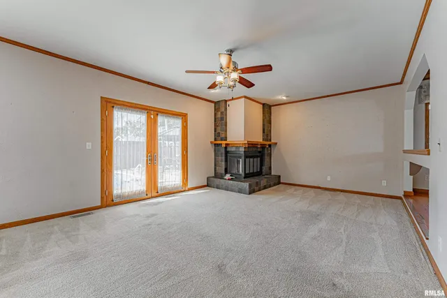 $269,000 | 102 Crestwood Drive, Lincoln, IL 62656