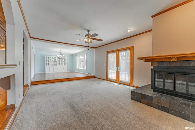 $269,000 | 102 Crestwood Drive, Lincoln, IL 62656