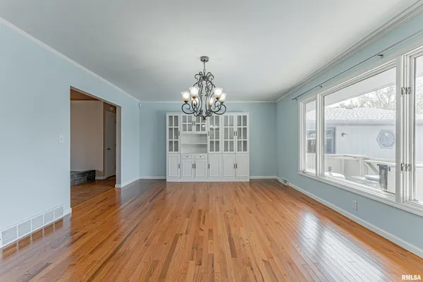 $239,000 | 102 Crestwood Drive, Lincoln, IL 62656