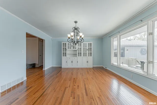 $269,000 | 102 Crestwood Drive, Lincoln, IL 62656