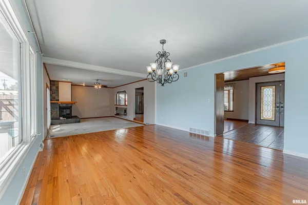 $239,000 | 102 Crestwood Drive, Lincoln, IL 62656