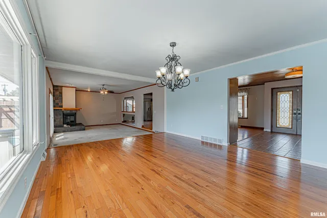 $269,000 | 102 Crestwood Drive, Lincoln, IL 62656