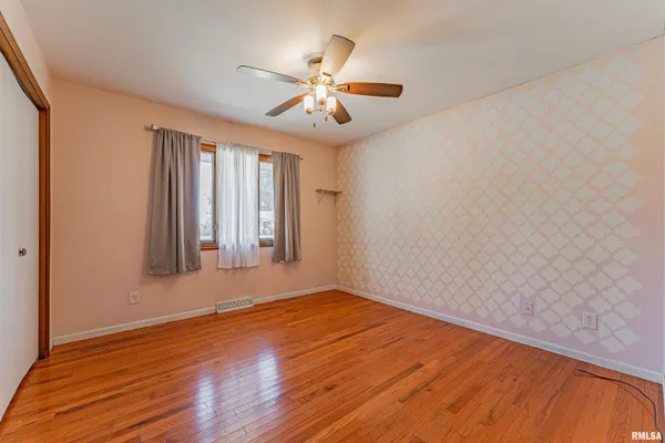 $239,000 | 102 Crestwood Drive, Lincoln, IL 62656