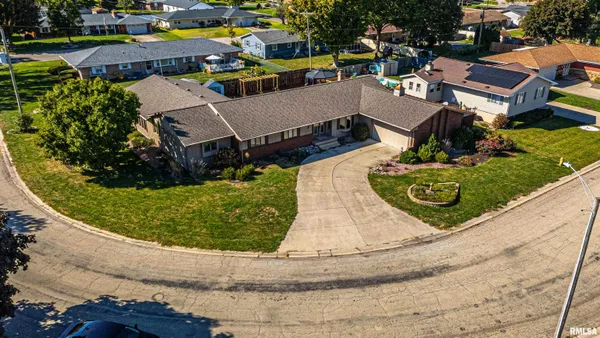 $239,000 | 102 Crestwood Drive, Lincoln, IL 62656