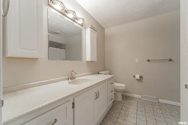 $239,000 | 102 Crestwood Drive, Lincoln, IL 62656