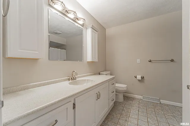 $269,000 | 102 Crestwood Drive, Lincoln, IL 62656