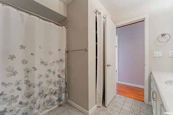 $239,000 | 102 Crestwood Drive, Lincoln, IL 62656