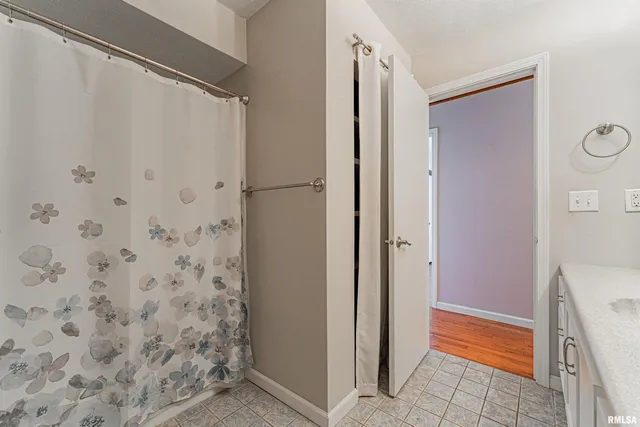 $269,000 | 102 Crestwood Drive, Lincoln, IL 62656