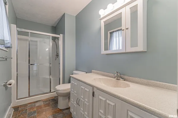 $239,000 | 102 Crestwood Drive, Lincoln, IL 62656