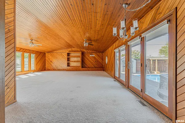 $239,000 | 102 Crestwood Drive, Lincoln, IL 62656