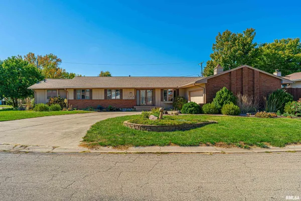 $239,000 | 102 Crestwood Drive, Lincoln, IL 62656