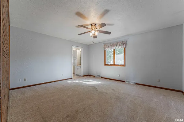 $239,000 | 102 Crestwood Drive, Lincoln, IL 62656