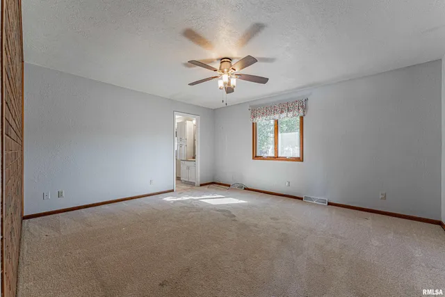 $269,000 | 102 Crestwood Drive, Lincoln, IL 62656