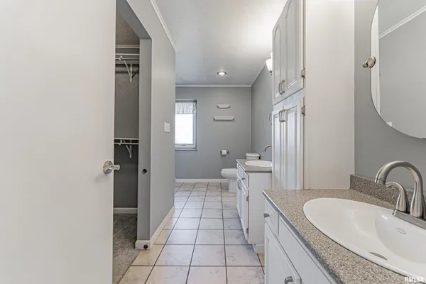 $239,000 | 102 Crestwood Drive, Lincoln, IL 62656