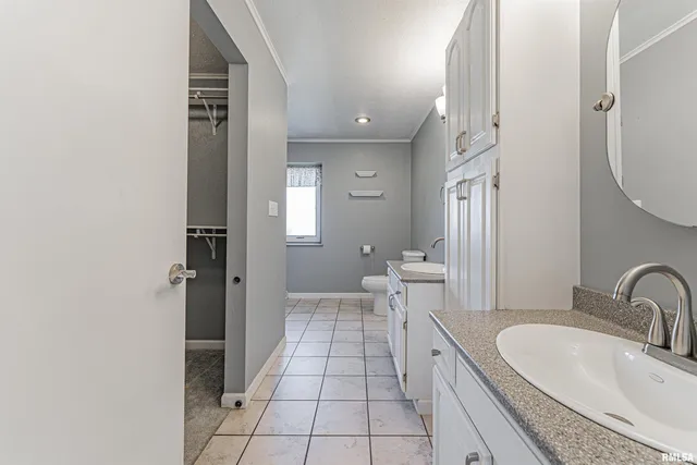 $269,000 | 102 Crestwood Drive, Lincoln, IL 62656