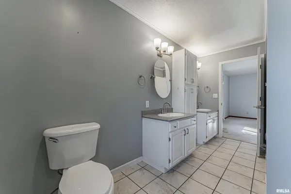 $239,000 | 102 Crestwood Drive, Lincoln, IL 62656